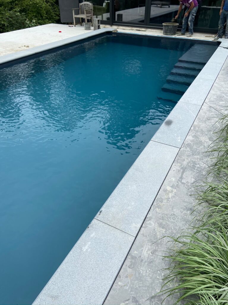 Piscine - chantier de carrelage à Toulon