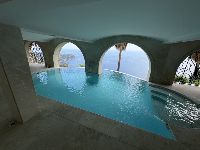 Piscine - chantier de carrelage à Toulon