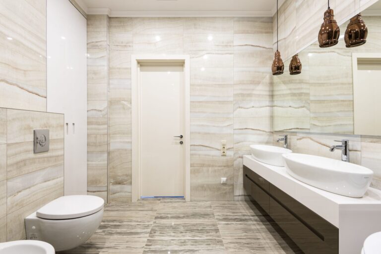 Salle de bain - chantier de carrelage à Toulon
